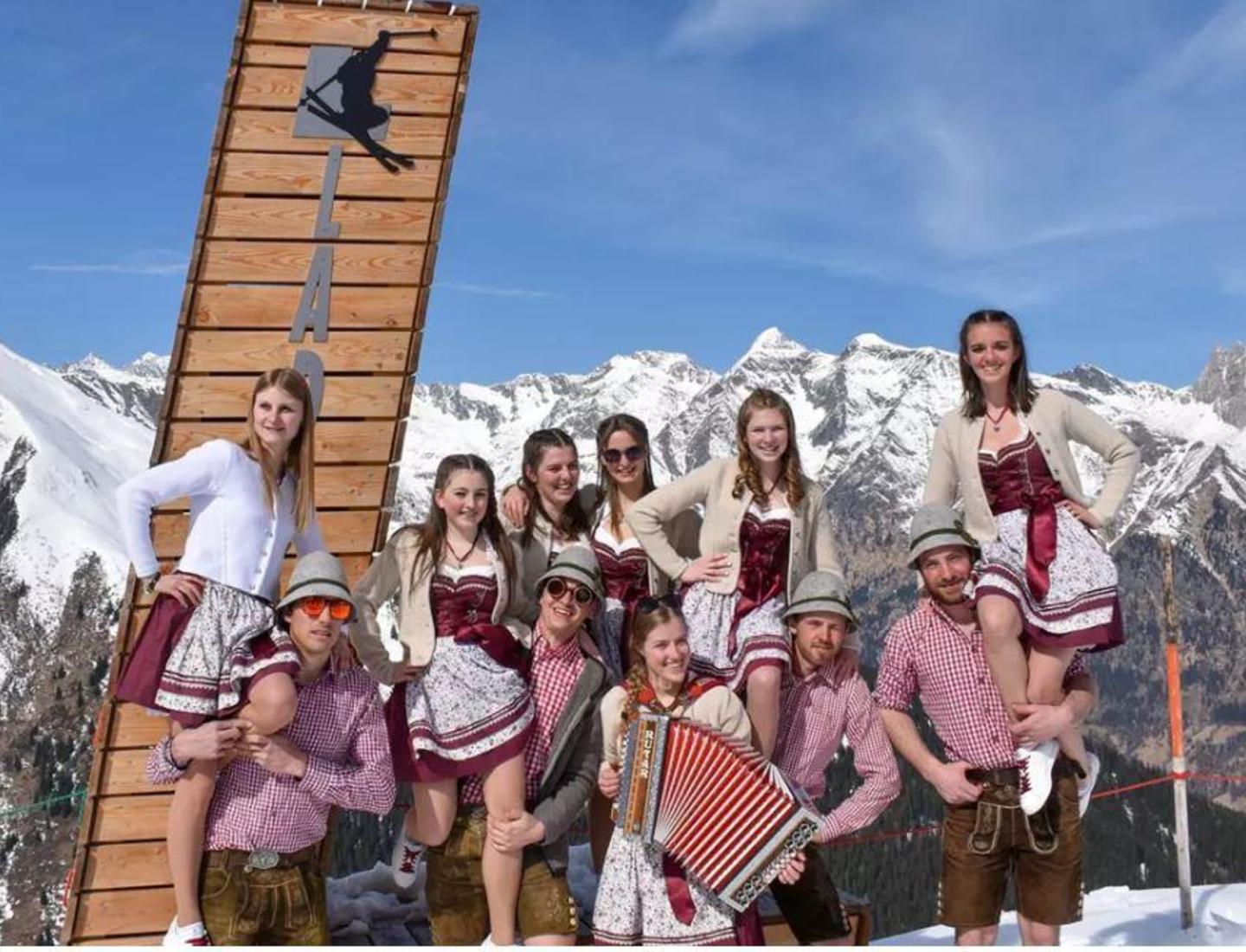 Lederhosen im Schnee in Ladurns